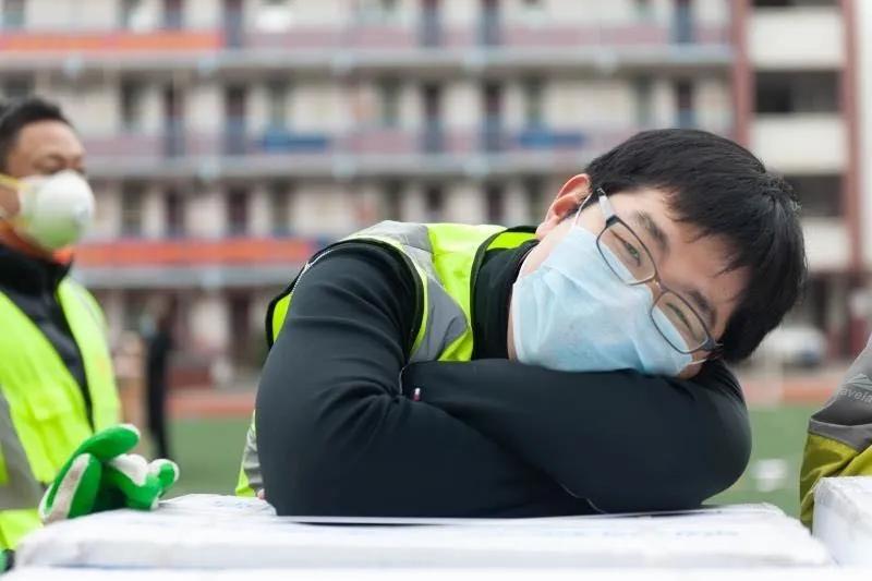 志愿者賈威：“累了，趴下歇會(huì)兒”